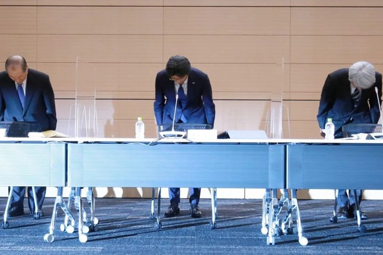 システム障害の多発を受け記者会見で謝罪した、みずほフィナンシャルグループの木原正裕・次期社長（当時）ら（2022年1月／時事通信フォト）