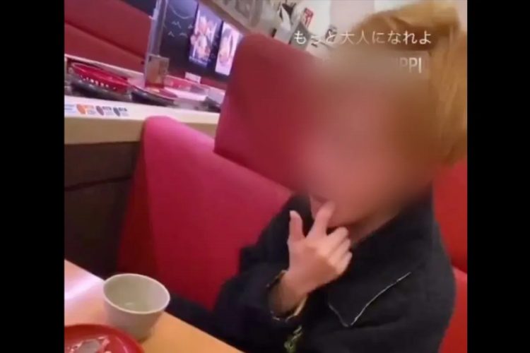問題となっているスシローでの「ペロペロ動画」（SNSより）