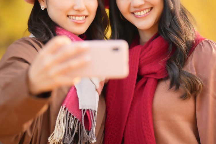 写真を撮るのはいいけど、無断でSNSにアップロードされるのは…（イメージ）
