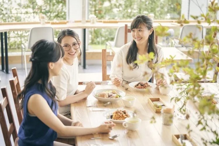 幸福度を上げるためには「モノ消費」よりも「コト消費」が効果的だという（イメージ）