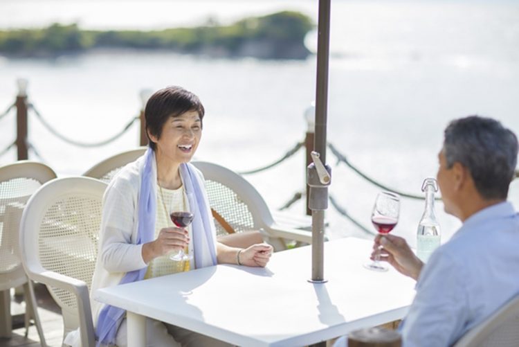 老後資金は貯めるばかりではなく「使う」「使い切る」ことも意識（写真：イメージマート）