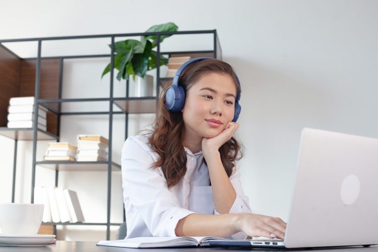 作業がはかどる音楽は、人それぞれ（イメージ）