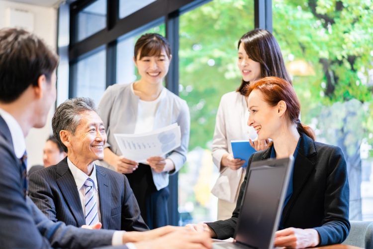 日本人と外国人が混じった会議では混乱する事態も（写真：イメージマート）