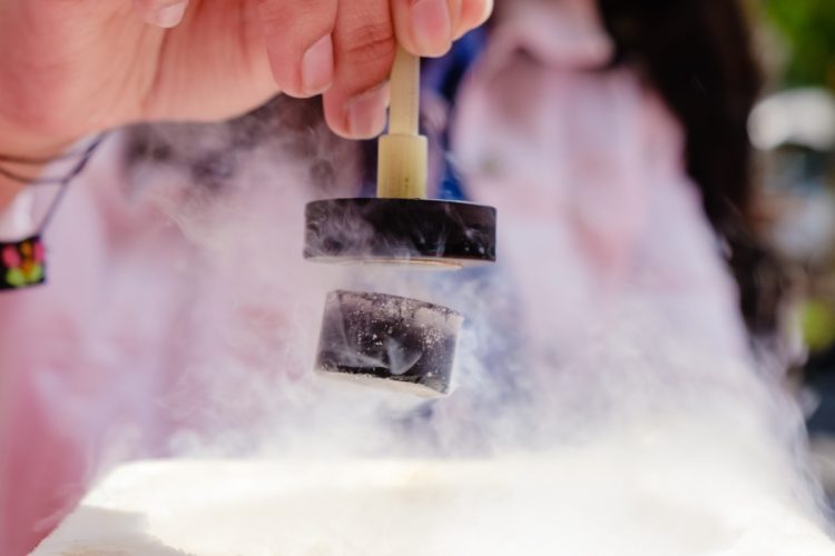 超伝導性は通常は超低温か高圧環境下でしか出現しないとされてきたが…（Getty Images）