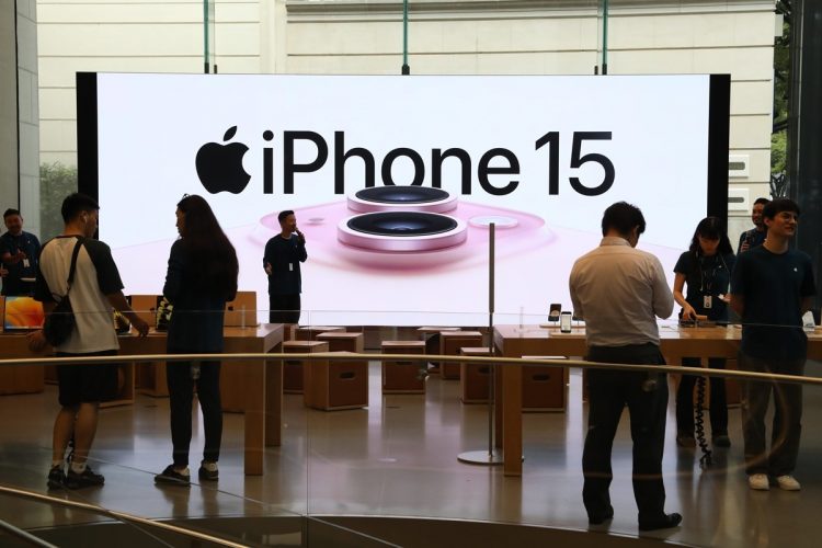 最新版のiPhone 15シリーズは手が届かないというユーザーも（時事通信フォト）