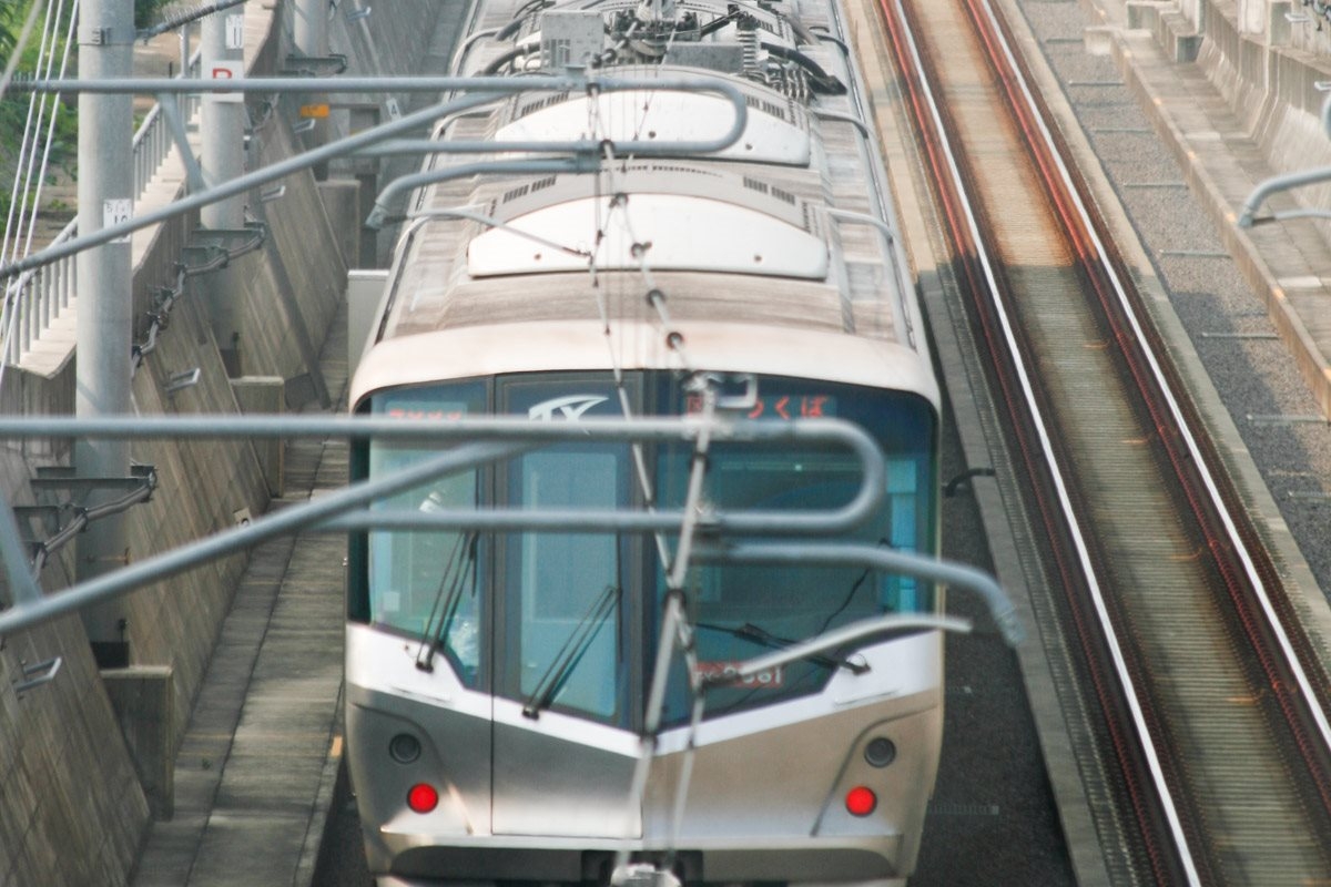 鉄道のふしぎ】中空の「架線」がジグザグに張られているのはなぜ