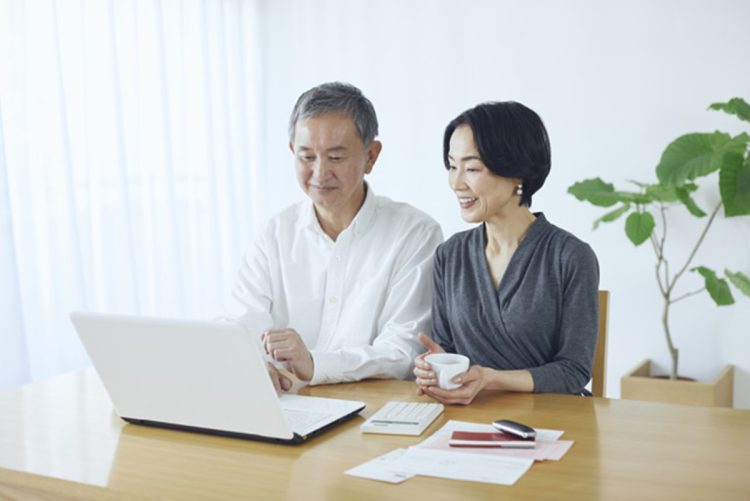 定年後世代による投資の場合、資産が減るリスクは極力避けたい（写真：イメージマート）