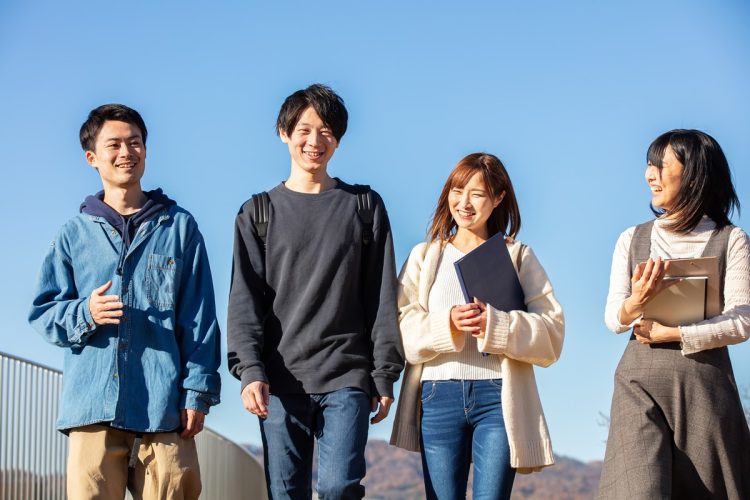 「若者なら恋人がほしくて当たり前」という価値観の押し付けにうんざり（イメージ）