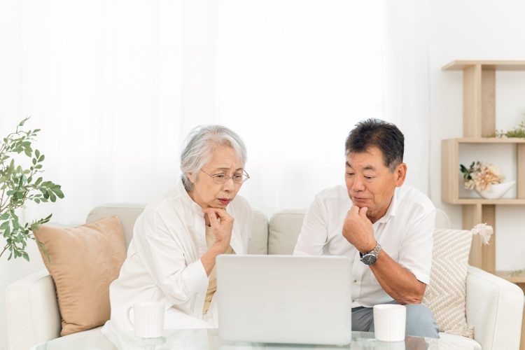 60歳以上の投資初心者は落とし穴にハマらないよう注意を（イメージ）