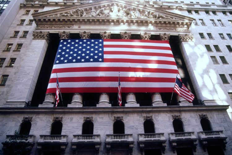 米国の主要株式指数は高値で推移している一方でラッセル指数は低迷している（写真：イメージマート）