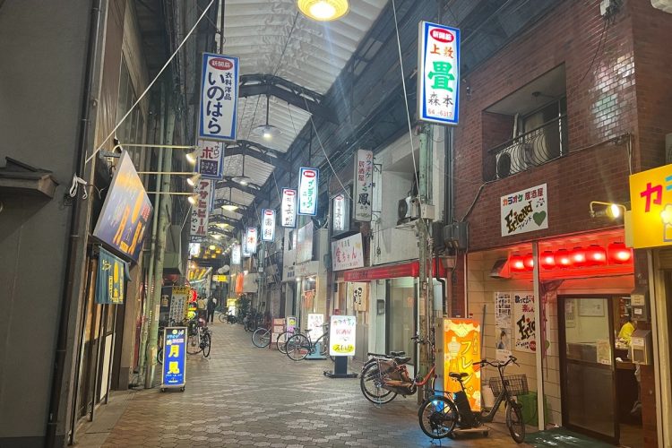 西成のアーケード街は夜も看板が光る（筆者撮影）