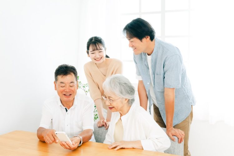 シニアが得するキャッシュレス決済も（イメージ）