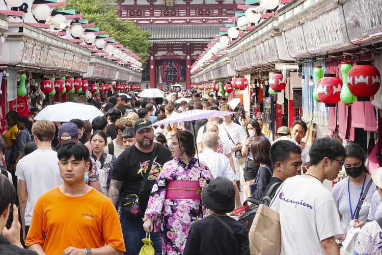 外国人にも人気の街は中心エリアからずらして宿を探すのがポイント（東京・浅草。写真／共同通信社）
