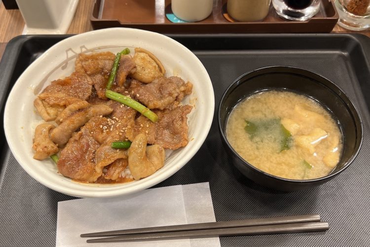 松屋の「カルビホルモン丼」。価格は980円