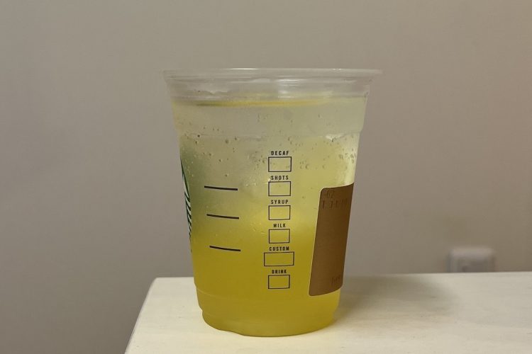 Cさんが無糖炭酸水を使って作ったシークヮーサーのオリジナルジュース。スタバのカップをリユース