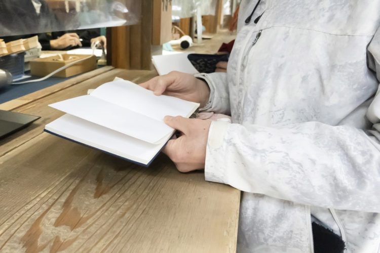 神社やお寺で御朱印をいただく人は少なくない（写真：イメージマート）