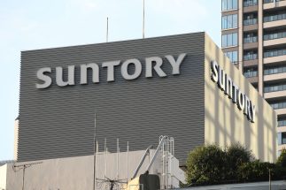 “次期社長”と目される「佐治姓の役員」の経歴は（時事通信フォト）