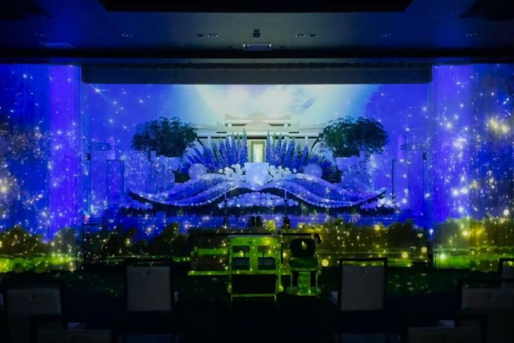 背面から祭壇本体までを映像と音で演出する祭壇マッピング（ファンテックス提供）