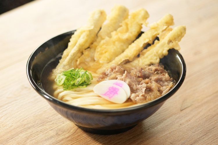 すかいらーくが子会社化した資さんうどんの看板メニュー「肉ごぼ天うどん」。スティック状のごぼ天が特徴