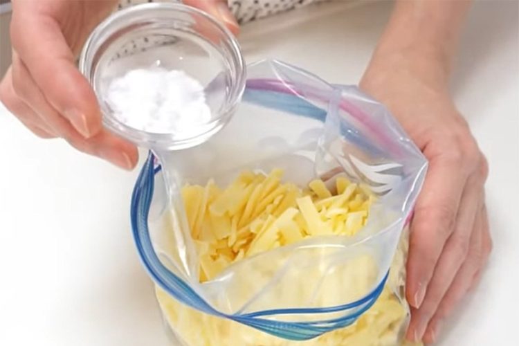 ピザ用チーズは片栗粉をかけて冷凍保存