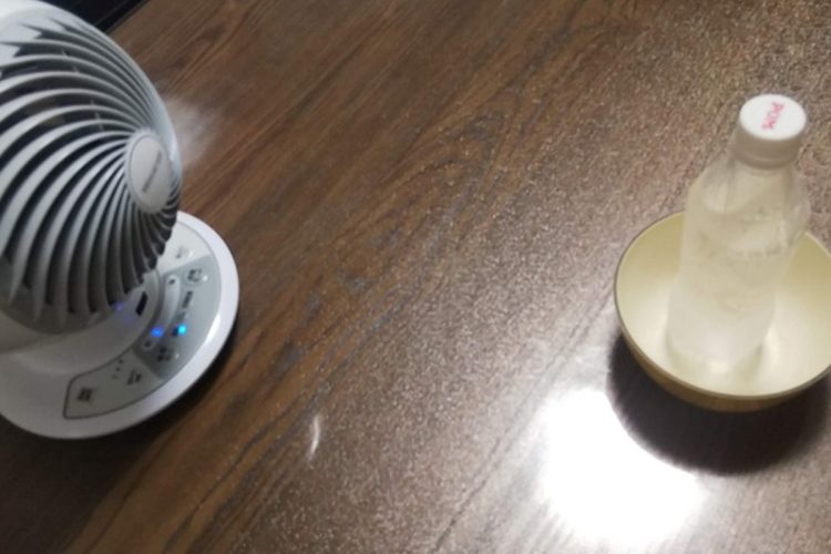 扇風機の前に凍らせたペットボトルを置けば涼しさUP