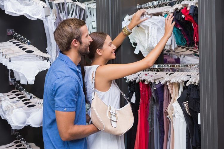 カップルで買い物を楽しんでいるのだろうけど…（写真：イメージマート）