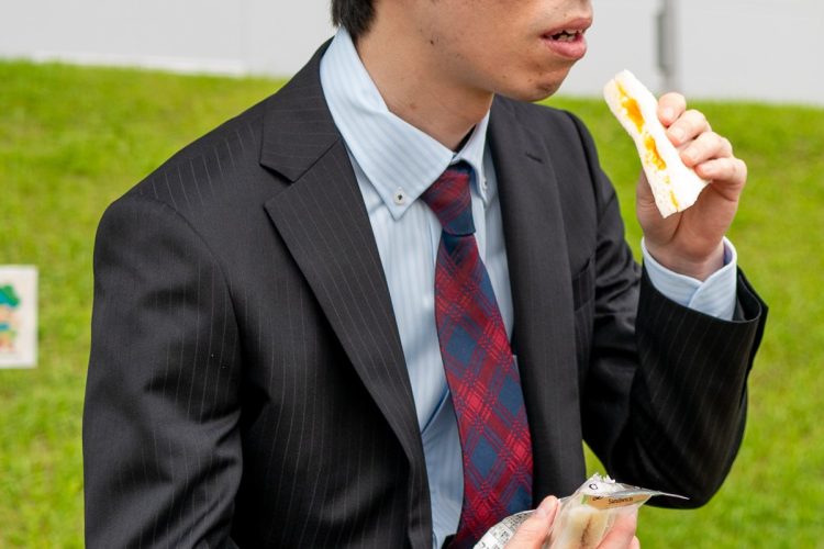 働けど働けど、暮らしはラクにならず…（イメージ）