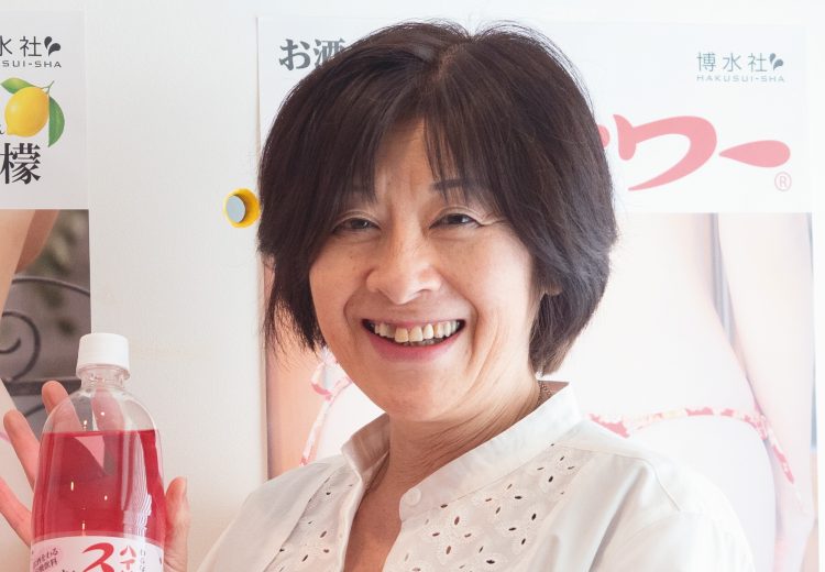 カレンダー作りの経緯を語る博水社の田中秀子・社長（撮影／佐藤敏和）