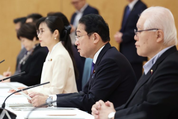 岸田内閣が掲げる「異次元の少子化対策」の効果は（時事通信フォト）