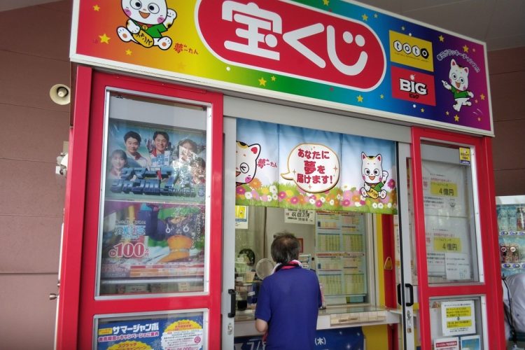 札幌市の平岡イオンモール内にある売り場にはひっきりなしに購入者が足を運んでいた