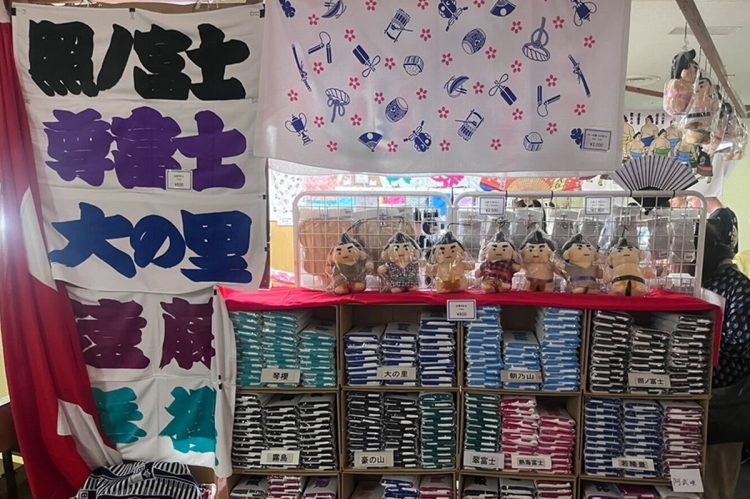 応援するファンたちがグッズを売店で買い求める