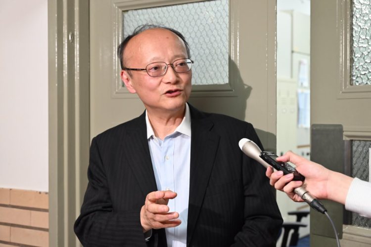 円相場の急騰を受け、記者団の取材に応じる財務省の神田真人財務官（写真：時事通信フォト）