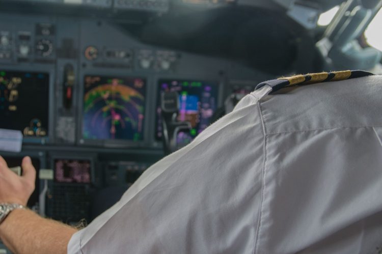 航空業界ではパイロットが大量引退する「2030年問題」が待ち受けている（写真：イメージマート）