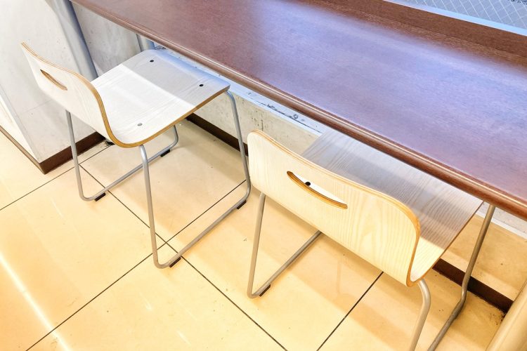 コンビニ店員が頭を悩ます外国人客のイートイン利用問題（イメージ）