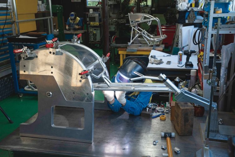 レース用車いすのフレームを工場内で溶接する