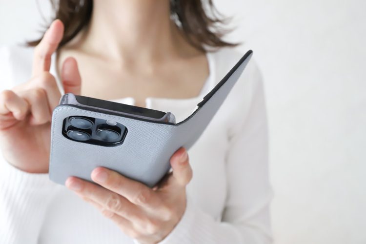 手帳型スマホケースを使っているのは「おじさん・おばさんばかり」という声も