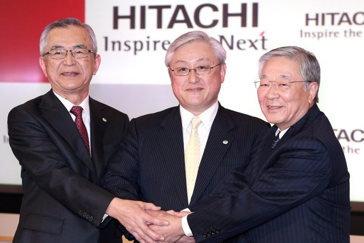 経営トップが改革に挑み、V字回復を実現したことは、社員たちにとっても学びが多かったようだ。左から川村隆氏、東原敏昭氏、中西宏明氏の社長経験者3人（写真は2014年のもの。時事通信フォト）