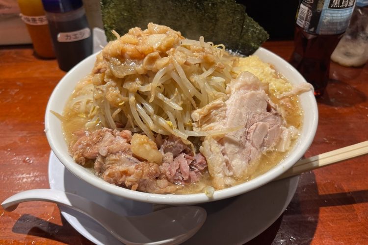 ボリュームたっぷりの二郎系ラーメンに最近では女性客も目立つようになっている