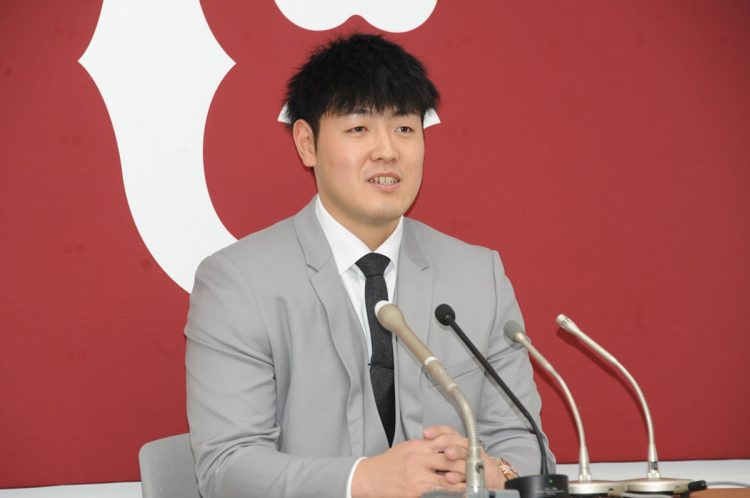 契約更改を終えて会見する巨人・岡本