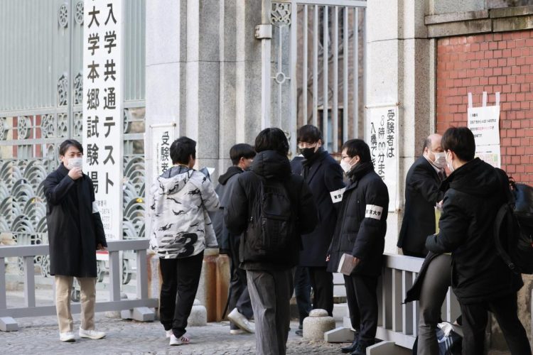 来年度の「大学入学共通テスト」は1月18、19日に実施予定（写真は2024年、時事通信フォト）