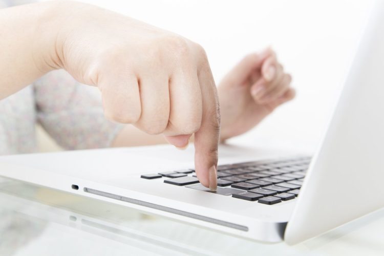 SNSの広告をきっかけとした詐欺被害が社会問題化している（写真：イメージマート）