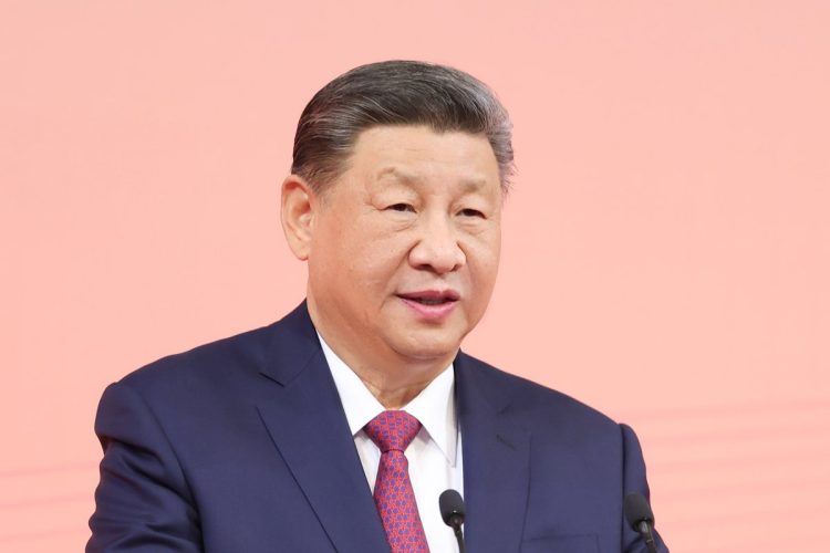 コロナ禍での過度な対策には国民からの不満も（習近平氏。写真＝中国通信／時事通信フォト）