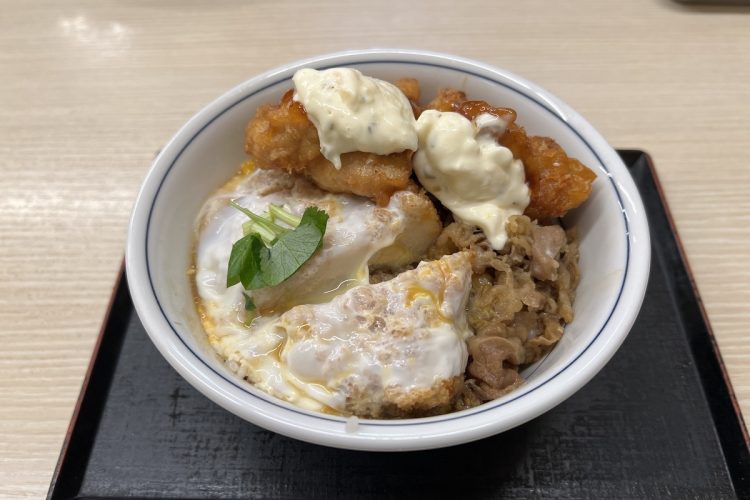 かつやで1月10日から期間限定で販売されている『牛・豚・鶏のトリプルカツ丼』のH（ヘビー）