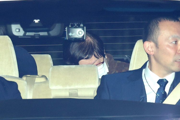 逮捕された岩本絹子容疑者（中央。時事通信フォト）