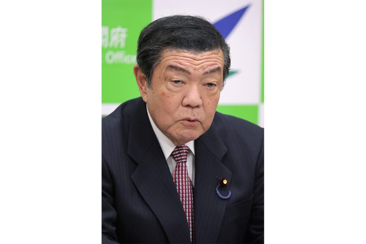 「赤色3号」の安全性を強調した伊東良孝・消費者担当相（時事通信フォト）