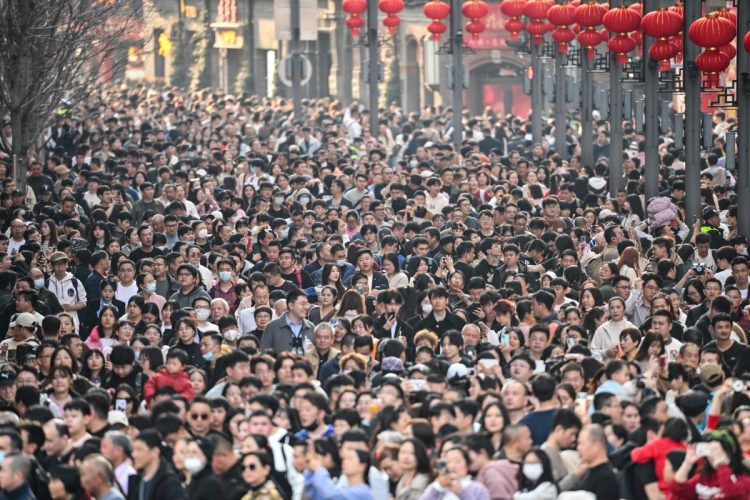 春節休暇を挟んだ春運では多くの中国人の移動が予想されている（写真は2024年の春節時の中国・上海。AFP＝時事）