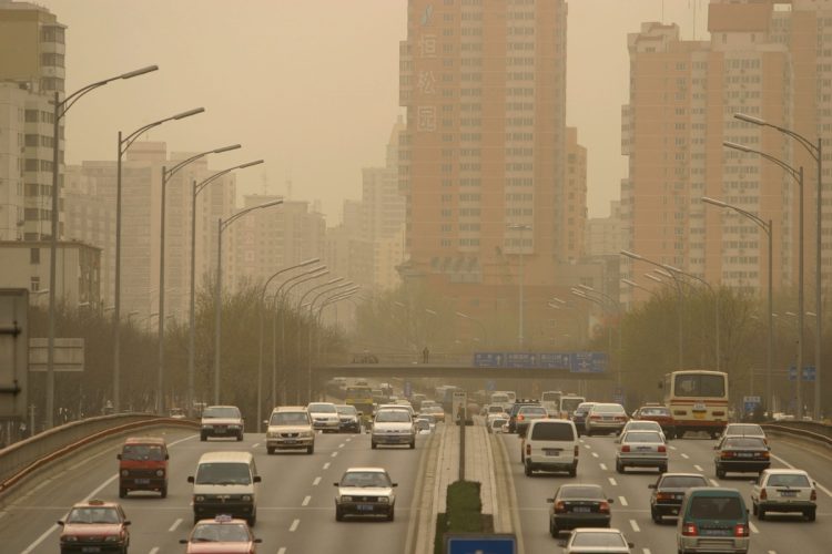 改革開放路線の裏では深刻な「副作用」が（写真は2005年の北京。Imaginechina／時事通信フォト）