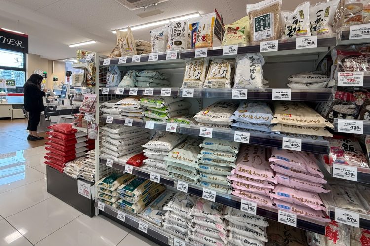 店頭ではコメ価格高騰している（写真／AFP＝時事）