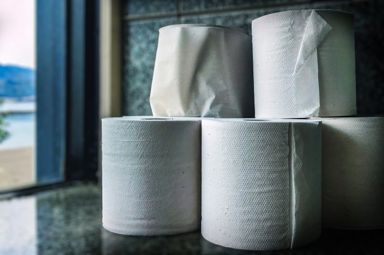 無防備に積まれている予備のトイレットペーパーだが…（イメージ）