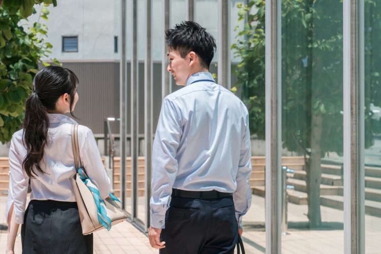 仕事のアイテムを“コスパよく”揃えたい人たちも（写真：イメージマート）